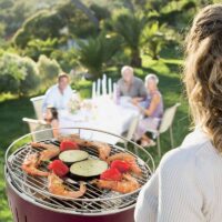 LotusGrill XL Rosso 43,5 cm – Barbecue a Carbone con Ventola, Batterie e Cavo USB, Pronto all’Uso per Esterni - immagine 5