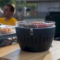 LotusGrill Antracite 35 cm – Barbecue a Carbone Compatto con Ventola Integrata, Batterie e Cavo USB, Ideale per Esterni - immagine 4
