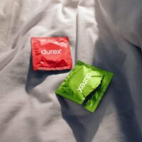 Durex Mix Sorpresa – Preservativi Assortiti Sottili con Rilievi e Nervature, Lubrificati Easy-On con Serbatoio, Piacere Extra, Confezione da 30 Profilattici - immagine 5