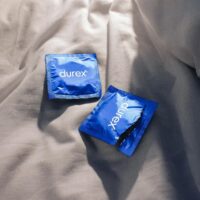 Durex Settebello Jeans – Preservativi Classici in Lattice Regular Fit, Easy-On Lubrificati con Serbatoio, Odore Più Gradevole, Confezione da 27 Profilattici - immagine 5