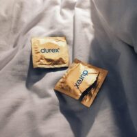 Durex Real Feel – Preservativi Senza Lattice in Poliisoprene, Sensazione “Pelle su Pelle”, Easy-On Lubrificati con Serbatoio, Regular Fit – Confezione da 10 Profilattici - immagine 5