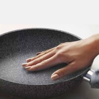 Accademia Mugnano – Cuore di Pietra – Padella Antiaderente Antigraffio 30 cm - immagine 4