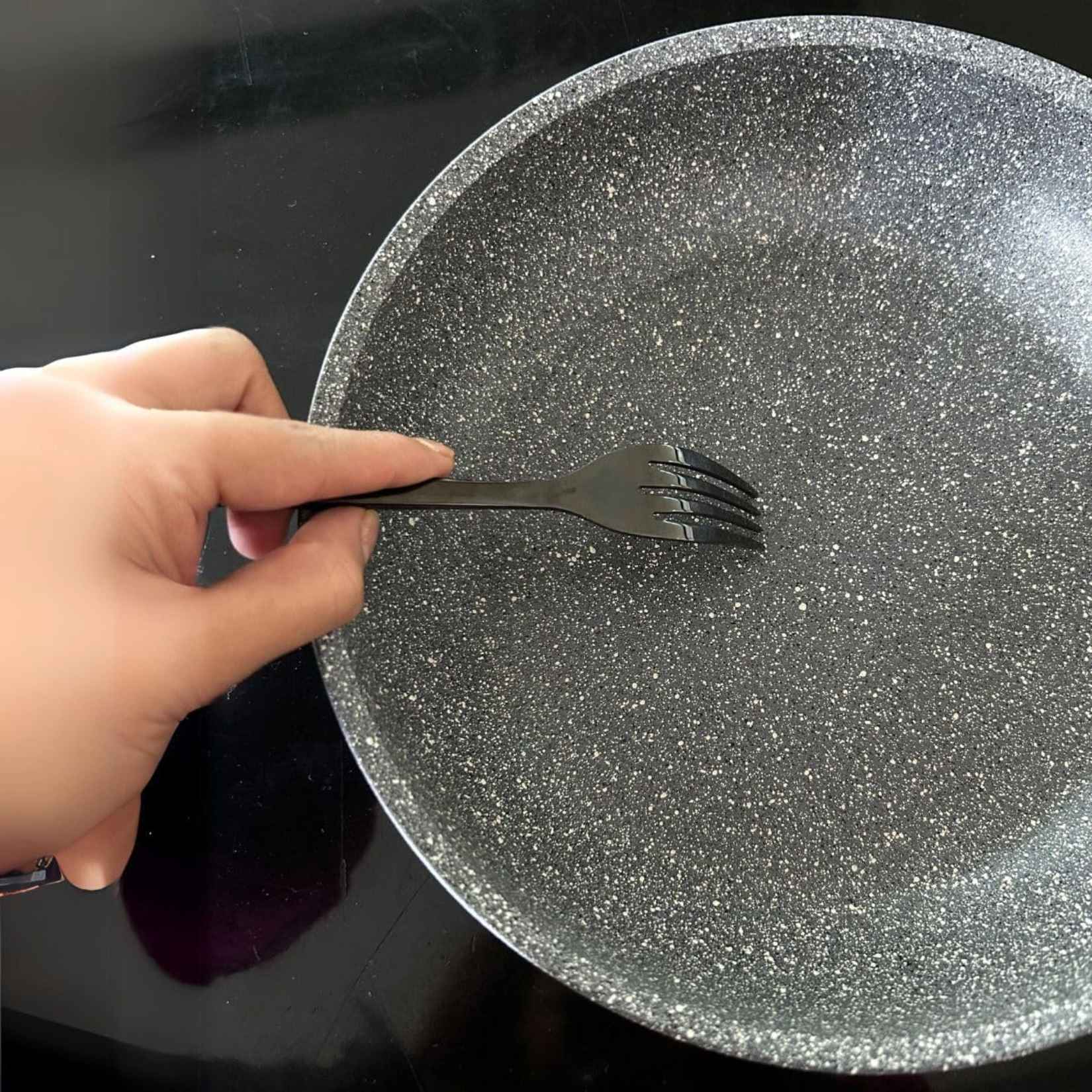 20423.jpg Accademia Mugnano – Cuore di Pietra – Padella Antiaderente Antigraffio 32 cm - immagine 5