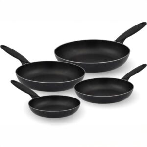 Set 4 padelle Accademia Mugnano Vulcano antiaderenti da 16, 20, 24 e 28 cm con manici ergonomici.