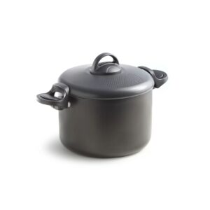Pentola Accademia Mugnano Fuoco & Idee 22 cm in alluminio antiaderente nero con scolapasta integrato nel coperchio.