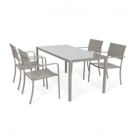 Tavolo da giardino WENDY 150x80 con struttura in ferro sabbia e piano in vetro temperato weaving glass, visto frontalmente.