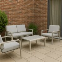 Salotto da Giardino 4 Pezzi, Struttura in Alluminio e Polywood Sabbia, Cuscini Grigio Scuro, Set Moderno con 2 Poltrone Divano e Tavolino, Resistente alle Intemperie - immagine 3