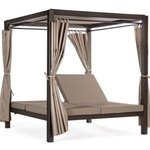 Elegante daybed matrimoniale da giardino con struttura in alluminio antracite, cuscini textilene ecru e tende perimetrali.