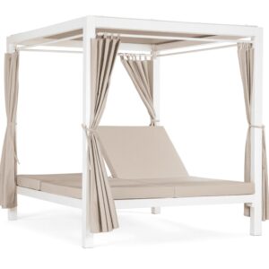 Letto prendisole matrimoniale daybed con gazebo integrato, struttura bianca e tende color ecru a bordo piscina.