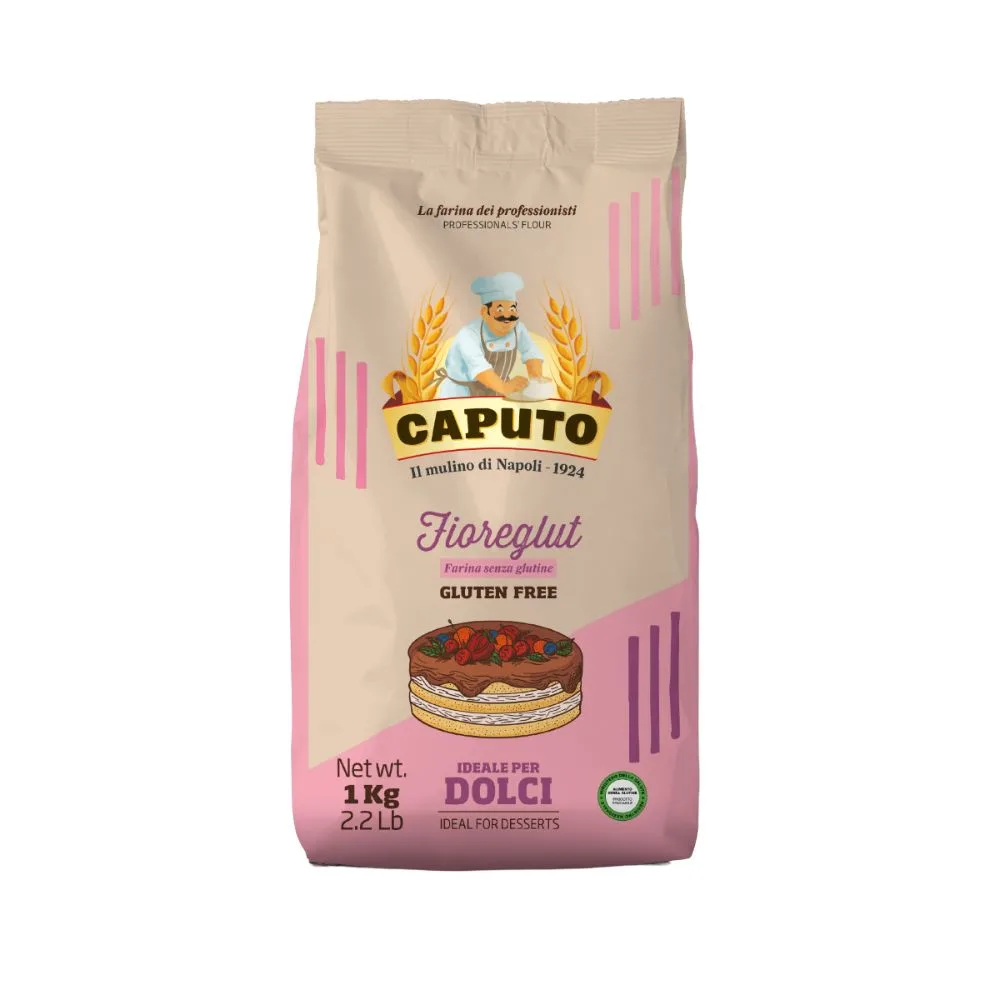 Confezione di Fioreglut Dolci Caputo farina senza glutine per torte, biscotti e dolci soffici con alcuni dolci cotti sullo sfondo.