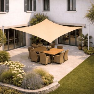 Vela parasole quadrata 5x5 metri color ecrù installata su una terrazza.