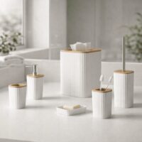 Set accessori bagno 5 pezzi Feridras SHOW in plastica e bamboo bianco con dispenser, portascopino e pattumiera 5 litri.
