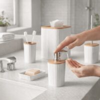 Feridas – Set Accessori Bagno 5 Pezzi Show in Plastica e Bamboo Bianco – Dispenser, Portascopino e Pattumiera 5L - immagine 2