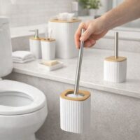 Feridas – Set Accessori Bagno 5 Pezzi Show in Plastica e Bamboo Bianco – Dispenser, Portascopino e Pattumiera 5L - immagine 4