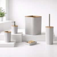 Feridas – Set Accessori Bagno 5 Pezzi Show in Plastica e Bamboo Crema – Dispenser, Portascopino e Pattumiera 5L