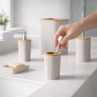 Feridas – Set Accessori Bagno 5 Pezzi Show in Plastica e Bamboo Crema – Dispenser, Portascopino e Pattumiera 5L - immagine 3