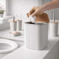 Feridas – Set Accessori Bagno 5 Pezzi Show in Plastica e Bamboo Crema – Dispenser, Portascopino e Pattumiera 5L - immagine 5