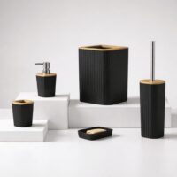 Set di 5 accessori per bagno dal design moderno in plastica nera con inserti in bambù naturale.
