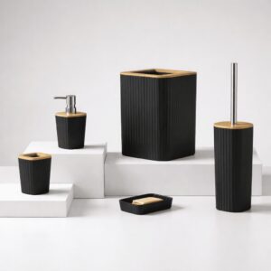 Set di 5 accessori per bagno dal design moderno in plastica nera con inserti in bambù naturale.