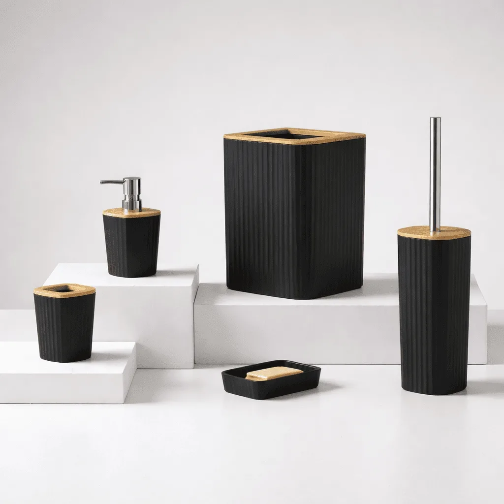 set-accessori-bagno-nero-bambu-5-pezzi.jpg Set di 5 accessori per bagno dal design moderno in plastica nera con inserti in bambù naturale.