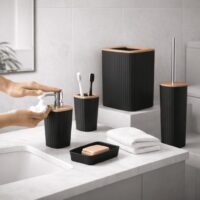 Set Accessori Bagno 5 Pezzi in Plastica e Bambù, Nero, Moderno, Include Dispenser Sapone, Portascopino e Pattumiera 5L - immagine 3