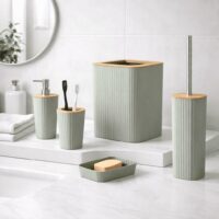 Set di 5 accessori per bagno dal design moderno in plastica verde con inserti in bambù naturale.