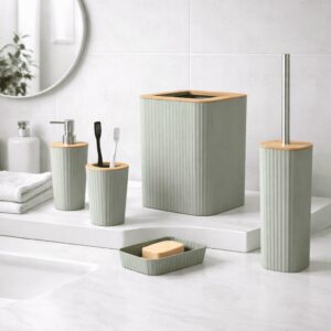Set di 5 accessori per bagno dal design moderno in plastica verde con inserti in bambù naturale.