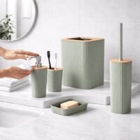 Set Accessori Bagno 5 Pezzi in Plastica e Bambù, Verde, Moderno, Include Dispenser Sapone, Portascopino e Pattumiera 5L - immagine 2