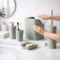 Set Accessori Bagno 5 Pezzi in Plastica e Bambù, Verde, Moderno, Include Dispenser Sapone, Portascopino e Pattumiera 5L - immagine 3