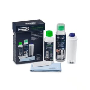 Kit di manutenzione De'Longhi DLSC306 con filtro addolcitore, decalcificante ecologico, detergente latte e accessori per la pulizia.