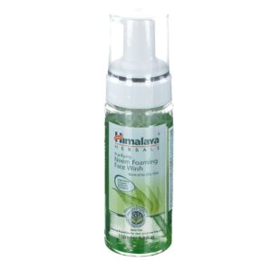Flacone di Himalaya Purifying Neem Foaming Face Wash, detergente in schiuma per pelli impure.