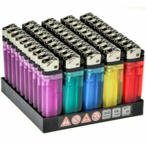 Confezione da 100 accendini a pietrina colorati e trasparenti, disposti in due box da 50 unità.