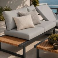 Salotto da Giardino Angolare HILLS in Polywood e Alluminio Antracite – Set Lounge da Esterno Bed Position con 2 Divani ad Angolo, Tavolino 74x74 cm e Cuscini Sfoderabili Grigio Chiaro - immagine 3