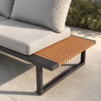 Salotto da Giardino Angolare HILLS in Polywood e Alluminio Antracite – Set Lounge da Esterno Bed Position con 2 Divani ad Angolo, Tavolino 74x74 cm e Cuscini Sfoderabili Grigio Chiaro - immagine 4