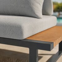 Salotto da Giardino Angolare HILLS in Polywood e Alluminio Antracite – Set Lounge da Esterno Bed Position con 2 Divani ad Angolo, Tavolino 74x74 cm e Cuscini Sfoderabili Grigio Chiaro - immagine 5