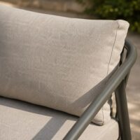 Salotto da Giardino 4 Pezzi in Alluminio e Polywood, Divano 3 Posti, 2 Poltrone, Tavolino 122x65 cm, Cuscini Grigio, Stile Moderno per Terrazzo e Balcone - immagine 9