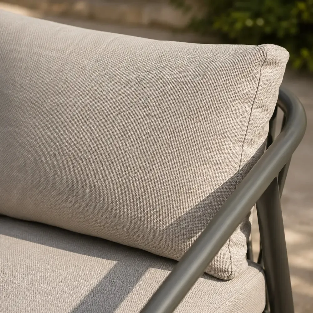 Salotto da Giardino 4 Pezzi in Alluminio e Polywood, Divano 3 Posti, 2 Poltrone, Tavolino 122x65 cm, Cuscini Grigio, Stile Moderno per Terrazzo e Balcone - immagine 9