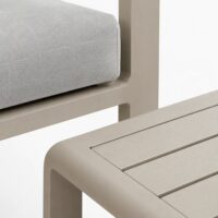 Salotto da Giardino 4 Pezzi, Struttura in Alluminio e Polywood Sabbia, Cuscini Grigio Scuro, Set Moderno con 2 Poltrone Divano e Tavolino, Resistente alle Intemperie - immagine 8