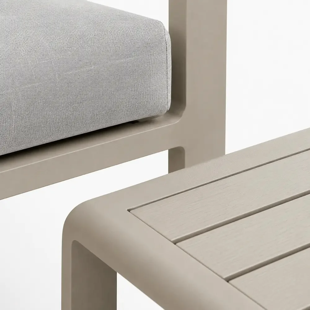Salotto da Giardino 4 Pezzi, Struttura in Alluminio e Polywood Sabbia, Cuscini Grigio Scuro, Set Moderno con 2 Poltrone Divano e Tavolino, Resistente alle Intemperie - immagine 8